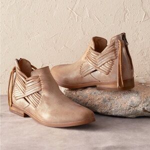 Baske | Women's Tan Leather Lexi Ankle Booties Back Zip Almond Toe Tassels Sz 8